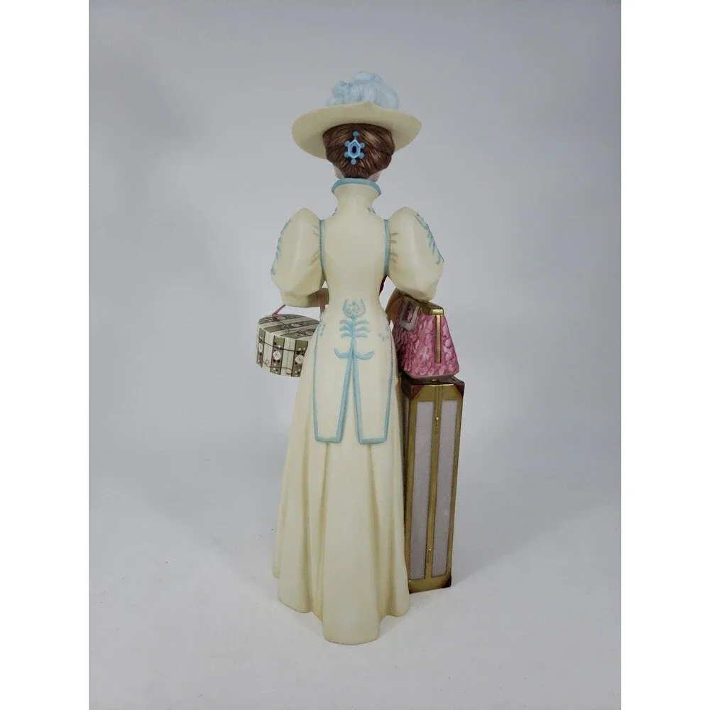 Avon Mrs Albee Award Figurine Statue 2002 in Box Representative President's Club